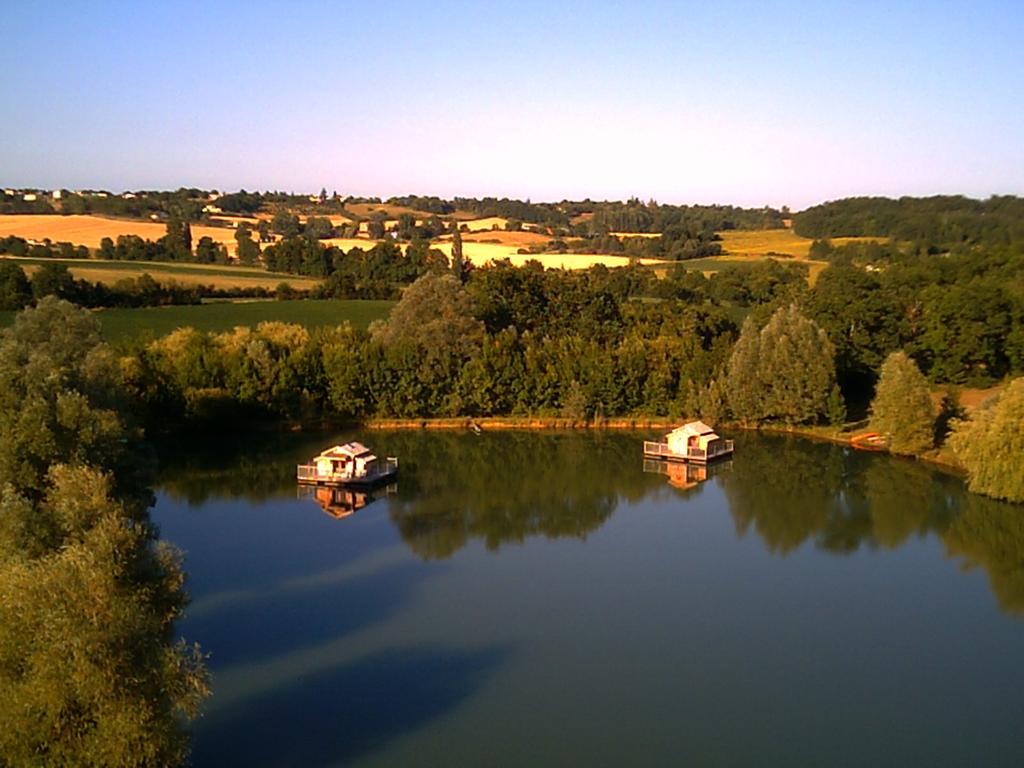 Cabanes Flottantes Du Lac De Pelisse Hotel Douzains Eksteriør billede